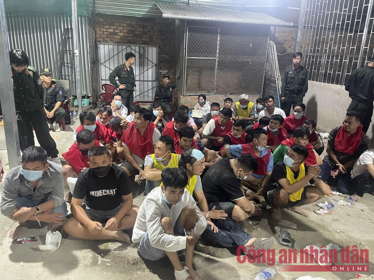 斗鸡赌博在越南属于传统项目
参与者众多，也是越南公安打击的重点