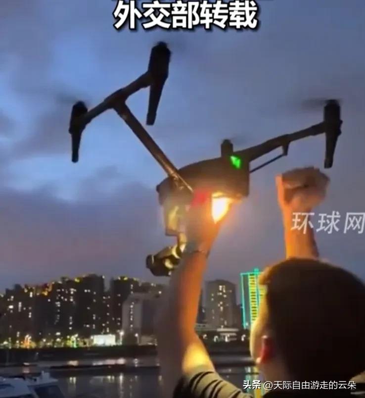 外交部亲自转发！无人机“空中换电池”黑科技曝光，外媒看呆：中国又领先了！

不用