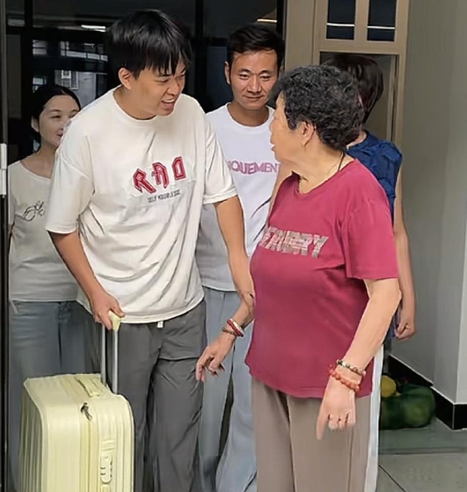 厉怀远和金牌翻译中秋节团聚和家人团聚后准备回砀山了 
这次厉怀远奶奶就不去砀山了