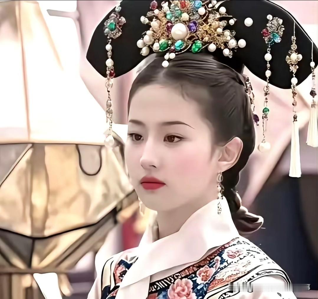 网友说刘亦菲不适合饰演清宫宠妃，理由如下：
 
她身上那股贵气太突出了，更像中宫