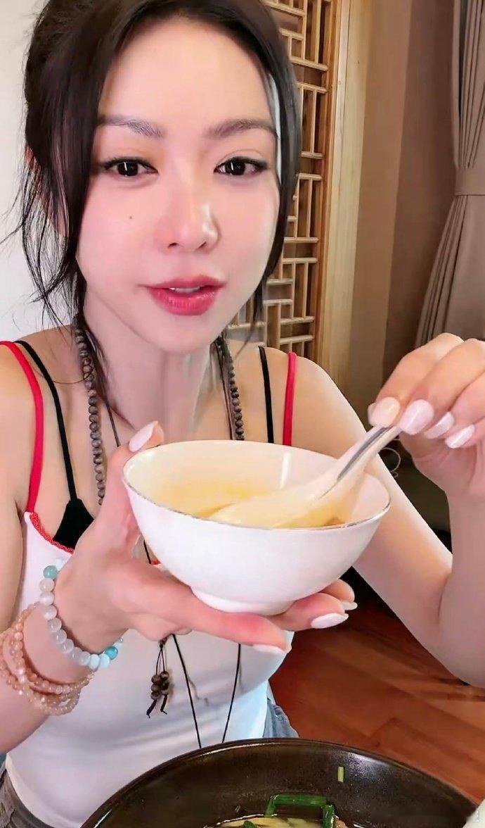 薛凯琪把厨房变成欢乐场，手忙脚乱的样子甜度超标！薛凯琪地狱厨神