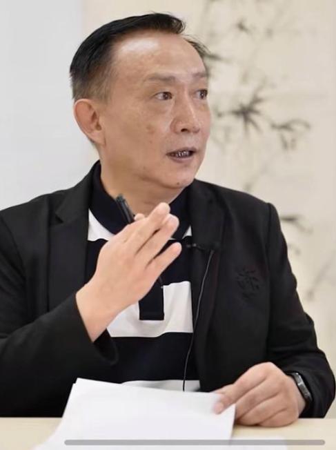 有人想把我们喝的水、用的电、上的网，打包卖给资本。
还生怕我们看懂，特地用英文写