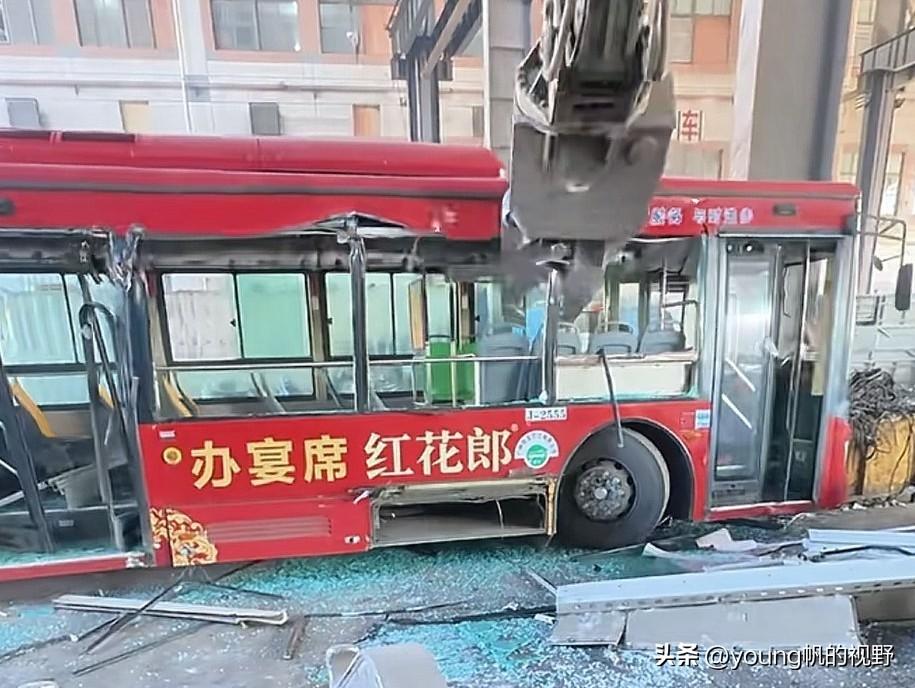 广州公交的报废过程。有网友拍摄记录下了一辆公交车是如何报废的。图中的这辆广州公交