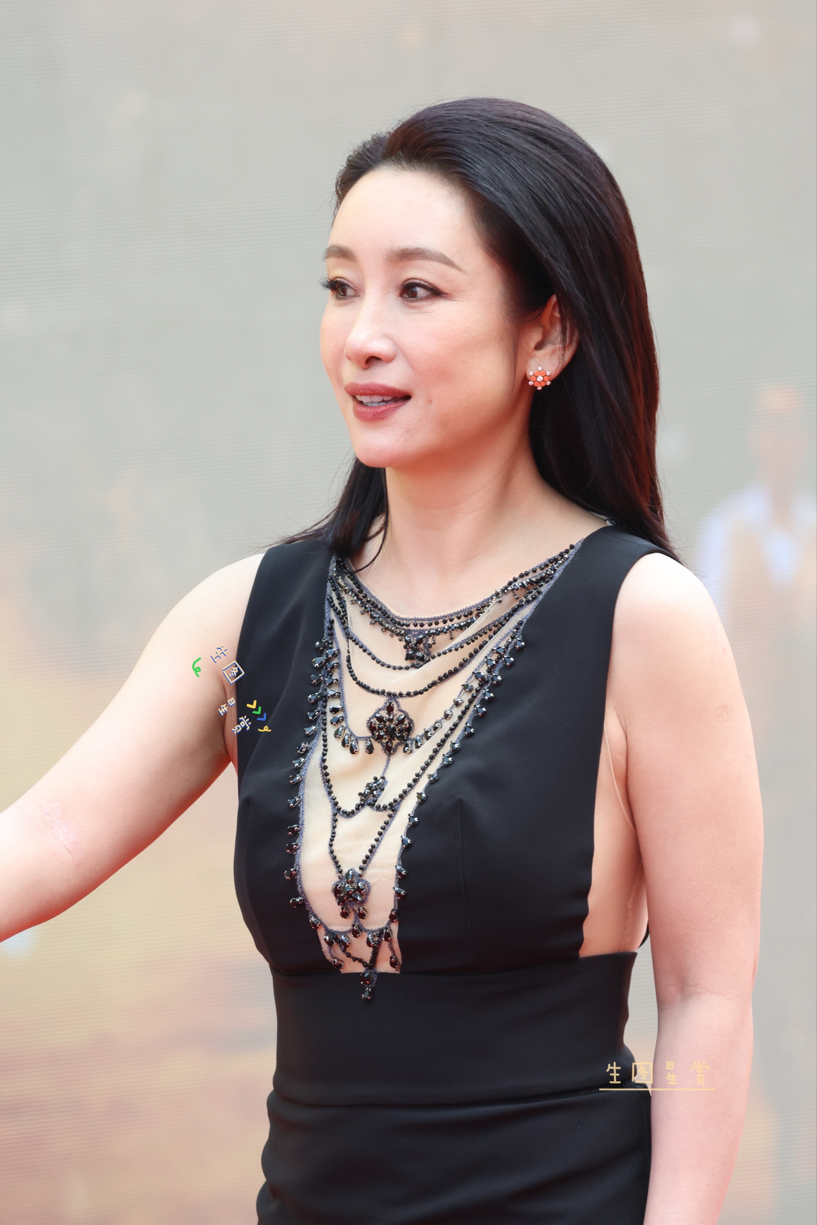 秦海璐华表奖红毯返图，别是一番韵味上心头[憧憬][送花花] 秦海璐[超话] ​​