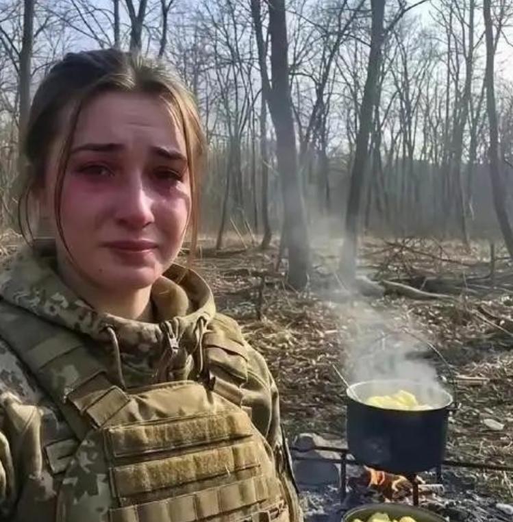 一名乌军女兵在接受乌克兰电视台采访时，被问到前线当下更缺人还是更缺无人机，她直言