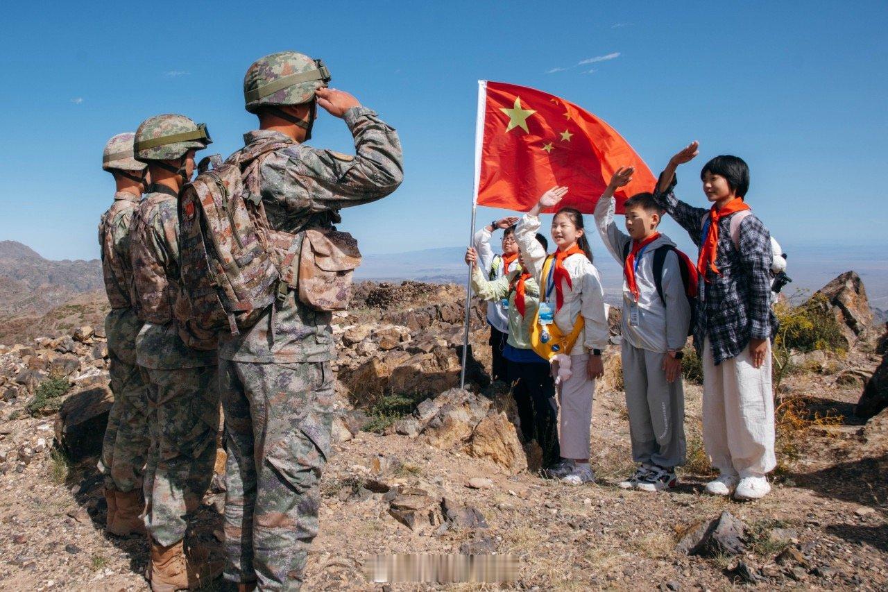 宁波海曙少年与戍边官兵并肩巡边守家国 八一建军节前夕，在孙嘉怿带领下，宁波海曙中