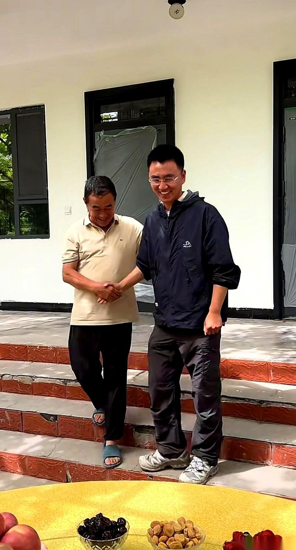 门一开，蜡笔燕老爸劈头盖脸就是一句：“喂，你怎么又来了？”
这话生硬地砸在地上，