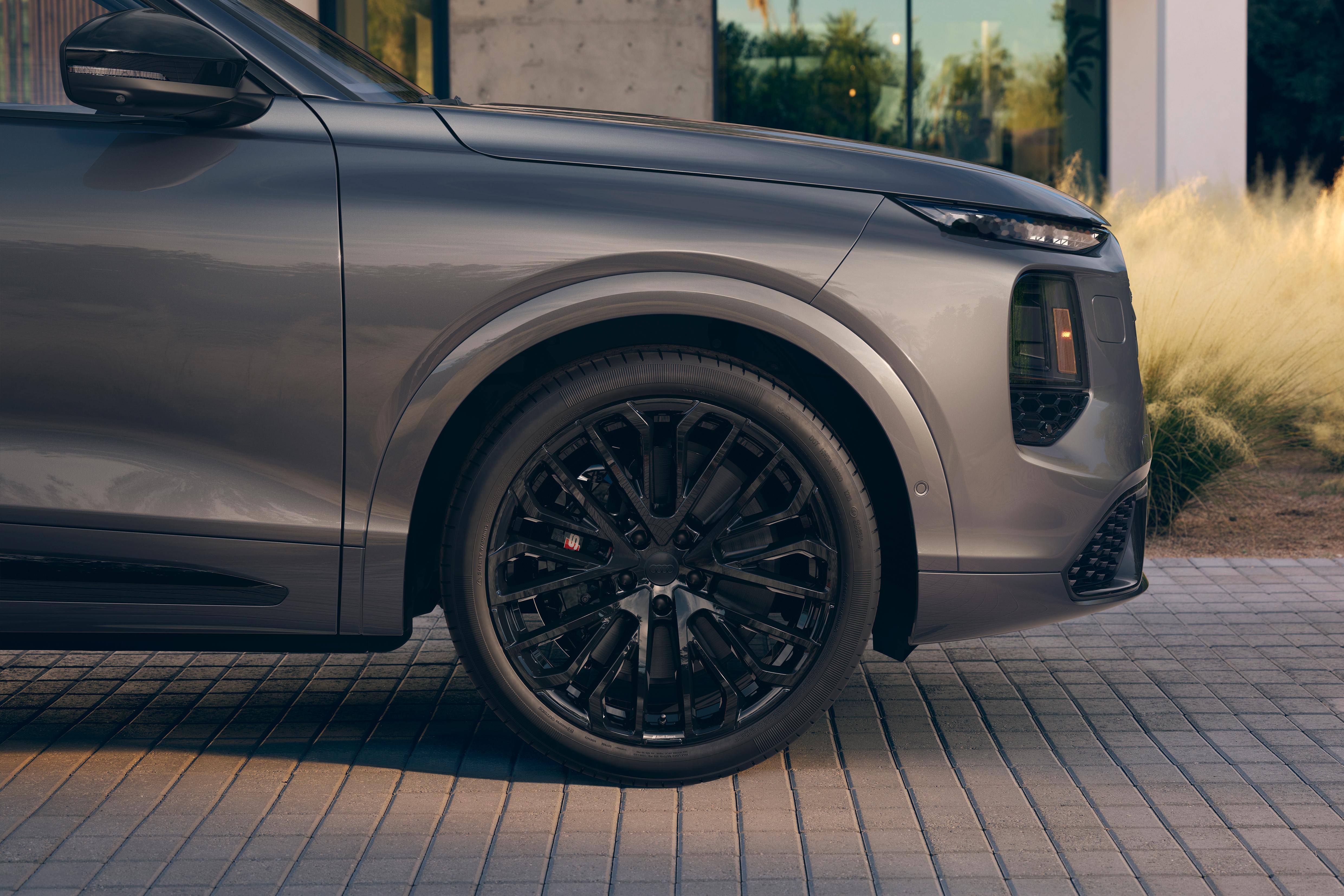 Audi SQ7搭载 4.0L  V8 双涡轮增压发动机591 马力，800 牛