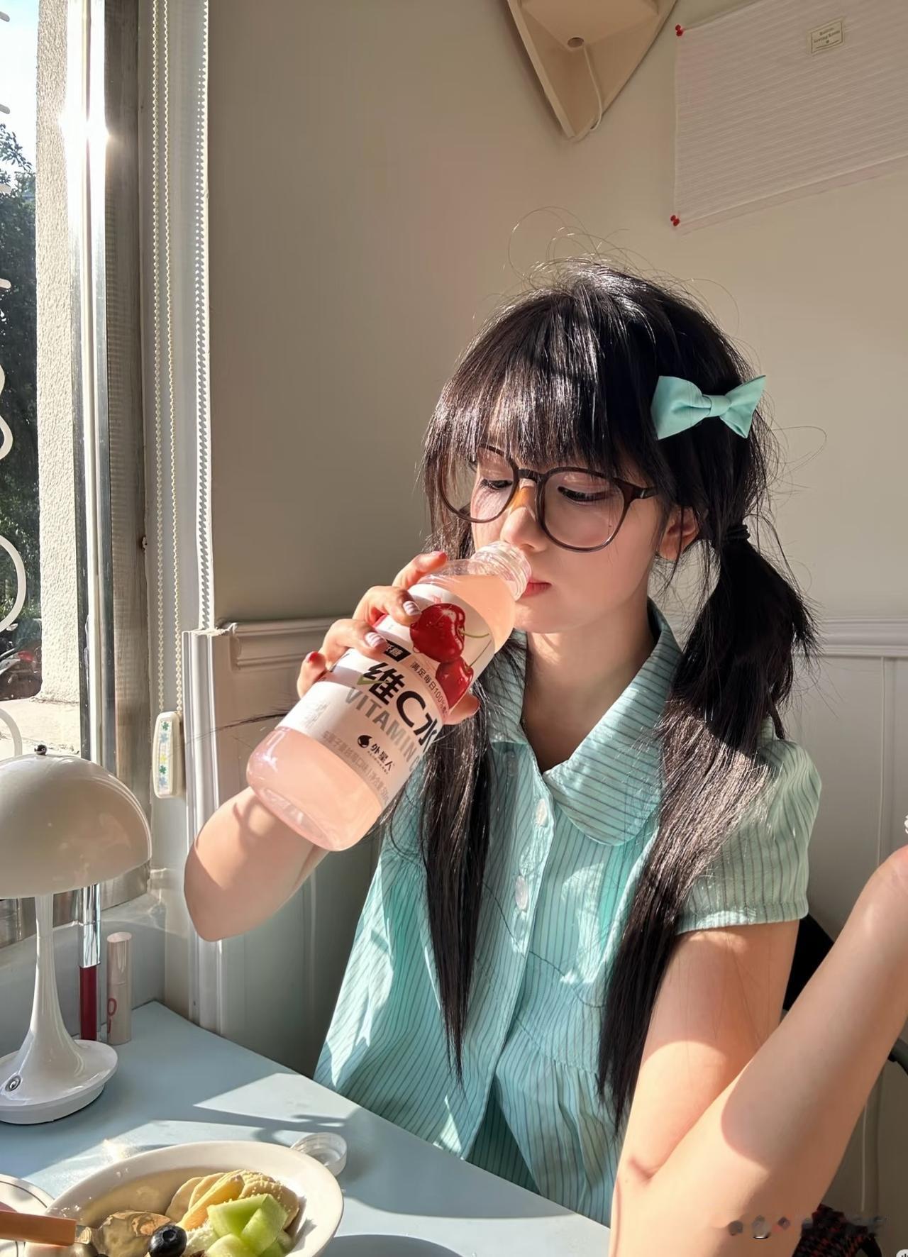 元气少女享受维C水，清新一夏！🍹🌞