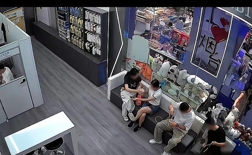 山东烟台，四人结伴到店里坐着免费充电，临走的时候黑衣男子故意把数据线扯断。店主报