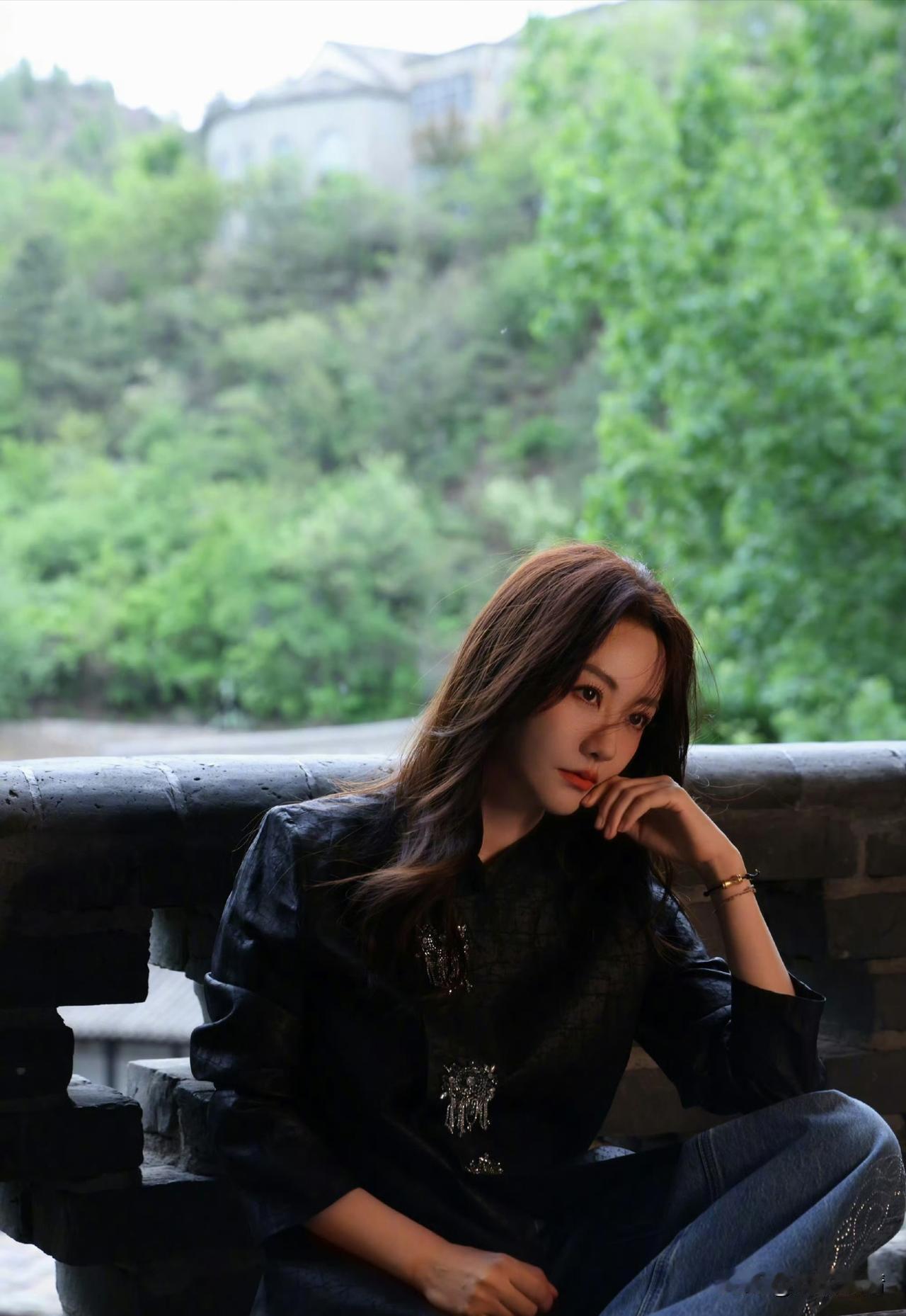 6月3日，朱一龙晒出一张杨蓉的美照，并且配文：“杨老师，生日快乐！愿自由明媚，快