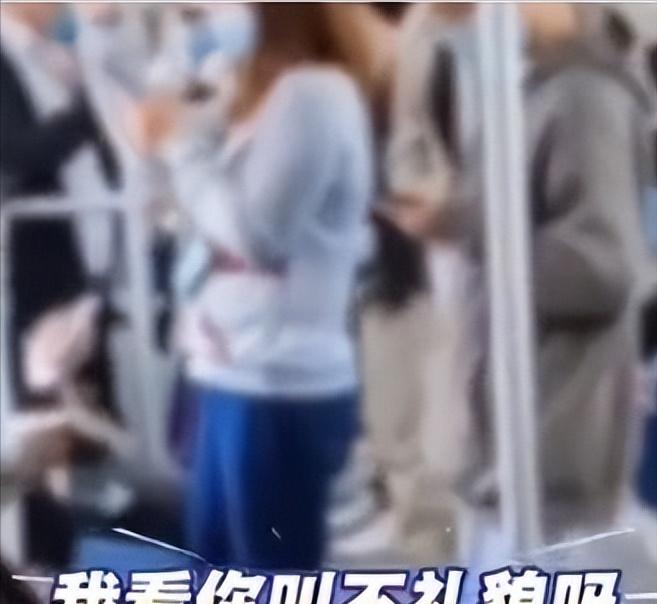 “脸都不要了！”上海地铁上，一位大爷直勾勾盯了女子一路。女子忍无可忍提醒，大爷连