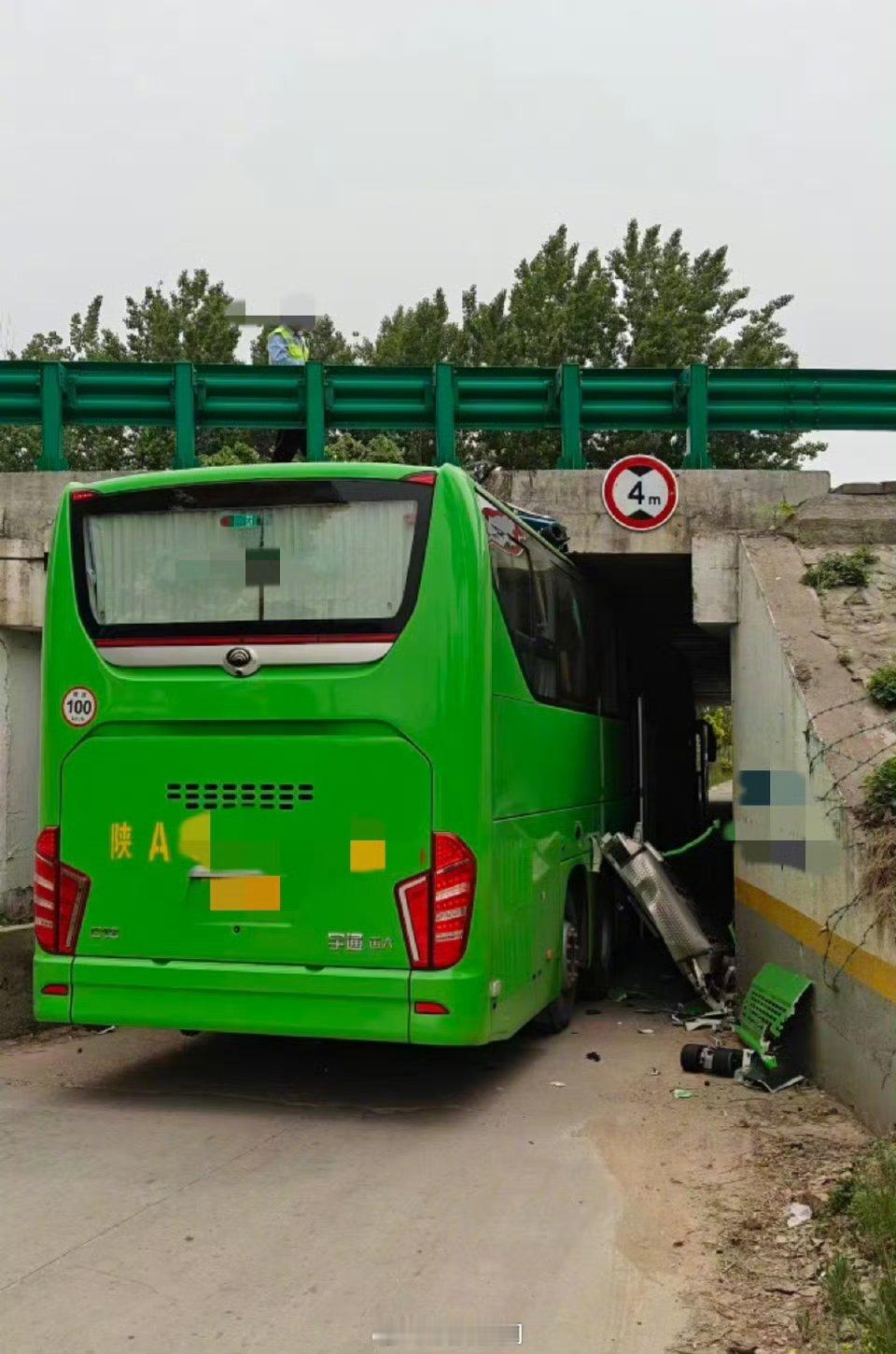 陕西3米多高大巴被卡限高4米涵洞【3.695米高大巴被卡“限高4米”涵洞引网友质