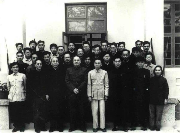 1958年,王震视察华南橡胶基地时，和叶剑英、林李明及广东省农垦厅的负责人在海口