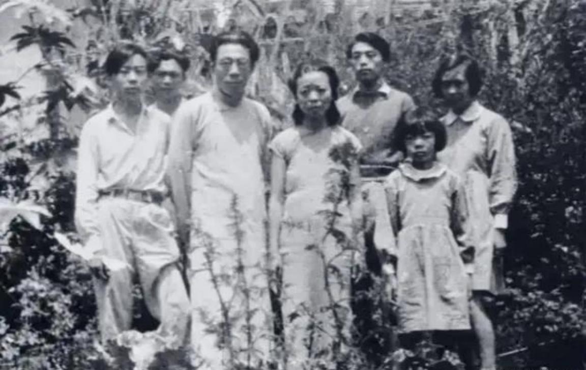 1922年，闻一多在父母强行施压下，迎娶了从未谋面的远房表妹高孝贞。洞房之夜，闻