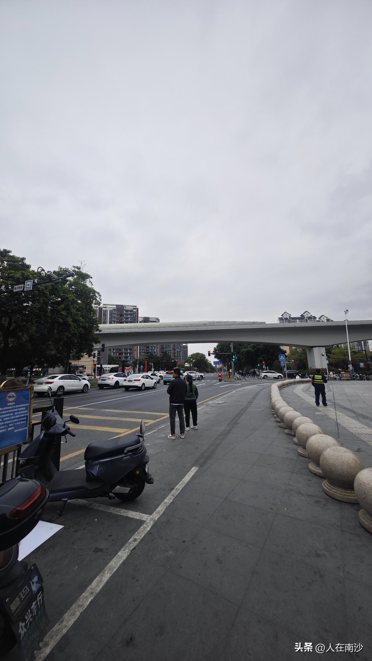 估计很少人见过南沙万达这个路口这么宽敞的时候。