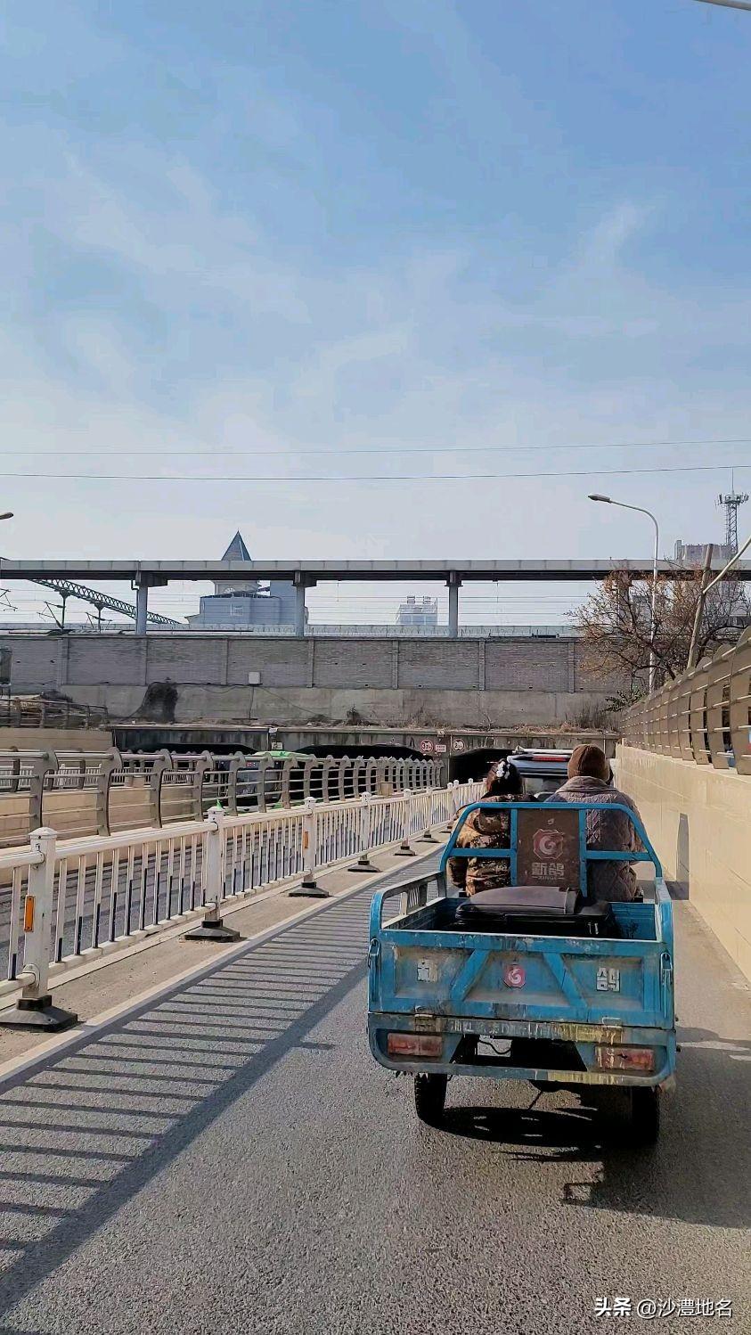 漯河市人民路涵洞即将封闭施工
主涵洞和南北副涵洞交叉施工，小汽车无需绕行。主涵洞