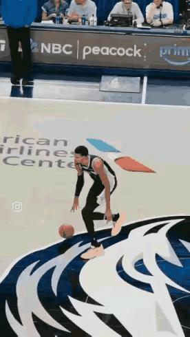 中锋的身高，玩出后卫的细腻。
现在也只有文班亚马可以做到了，也算是前无古人了。