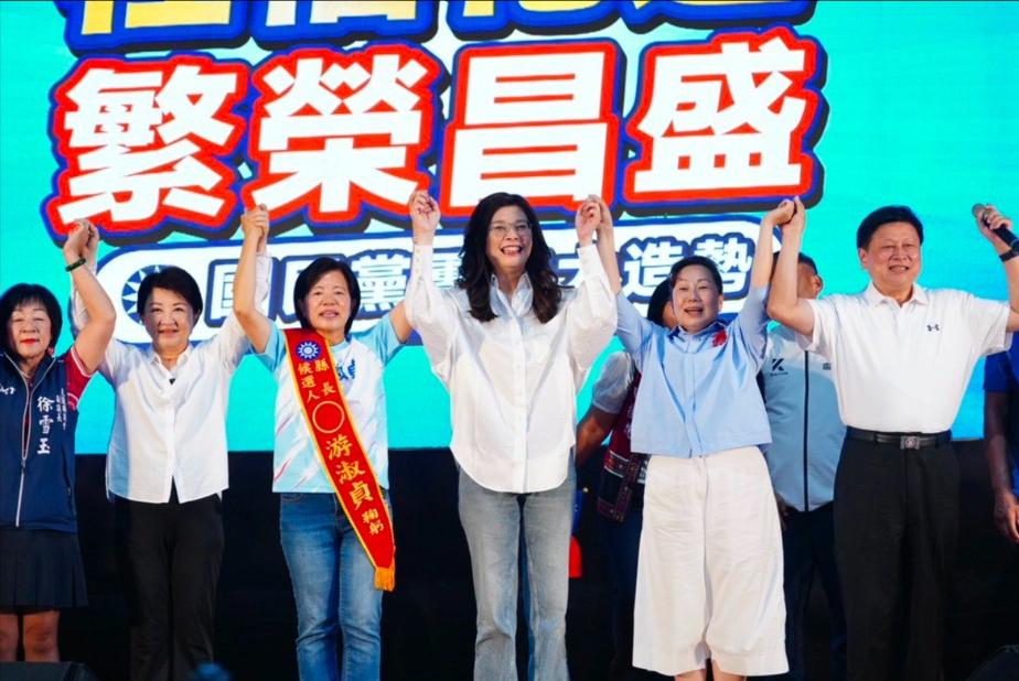 郑丽文跟卢秀燕再度同框合体了，这次是在花莲！一同亮相的还有傅崐萁、徐榛蔚夫妇！