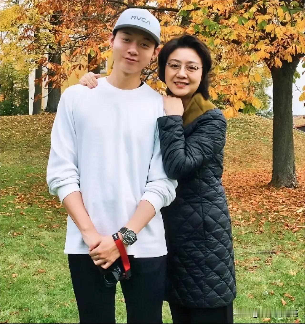 这是李胜素和霍尊的一张合照，看起来总让人觉得不太合拍。
李胜素是著名的京剧表演艺