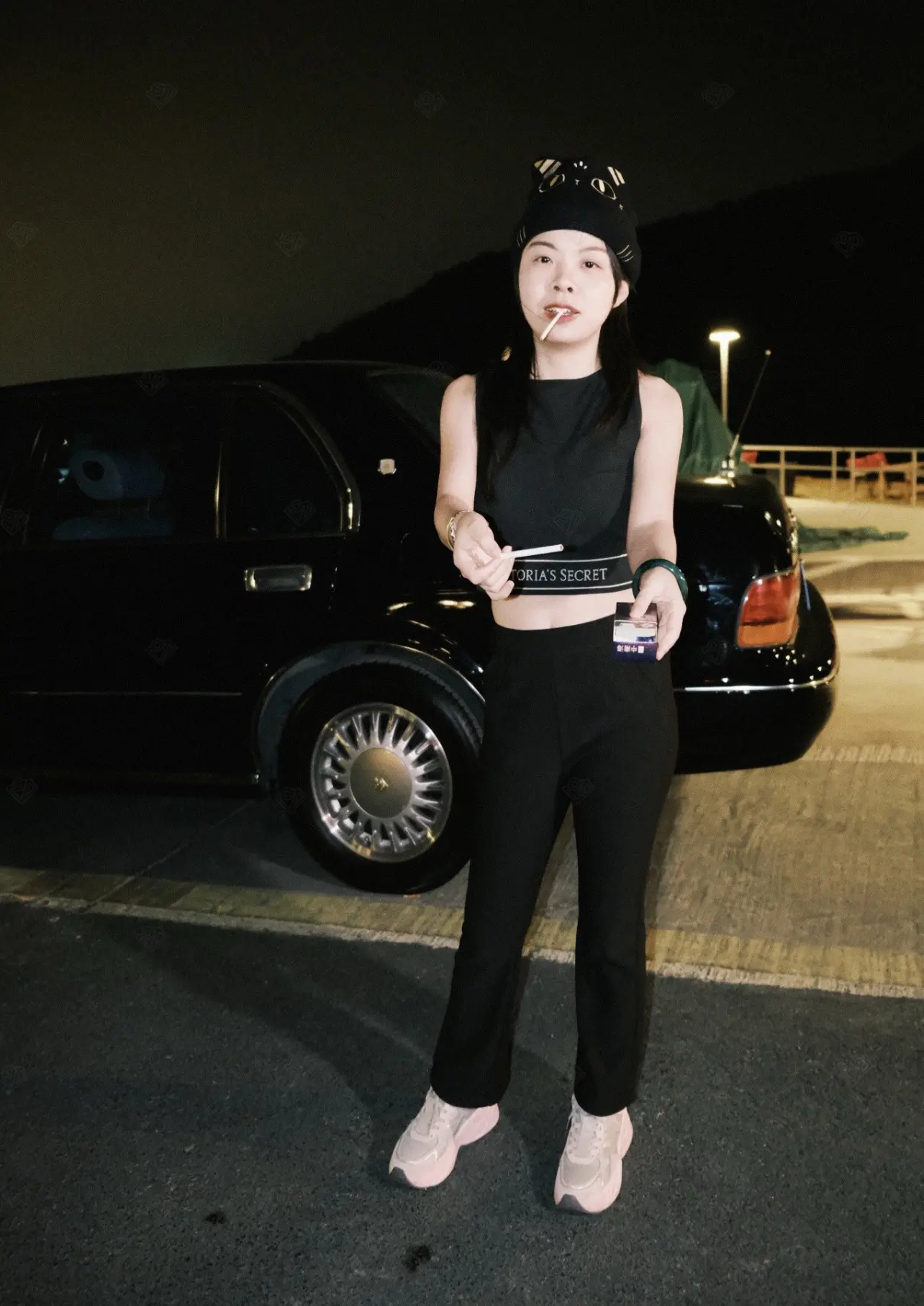 回忆永远站在背后 你无法抛弃。