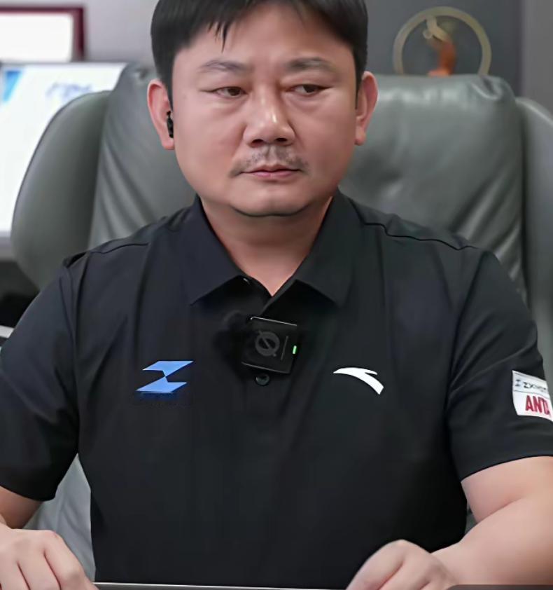 6月3日，张雪突然引发了网友热议。原因是在当晚的直播中，他当着数万观众的面，直接
