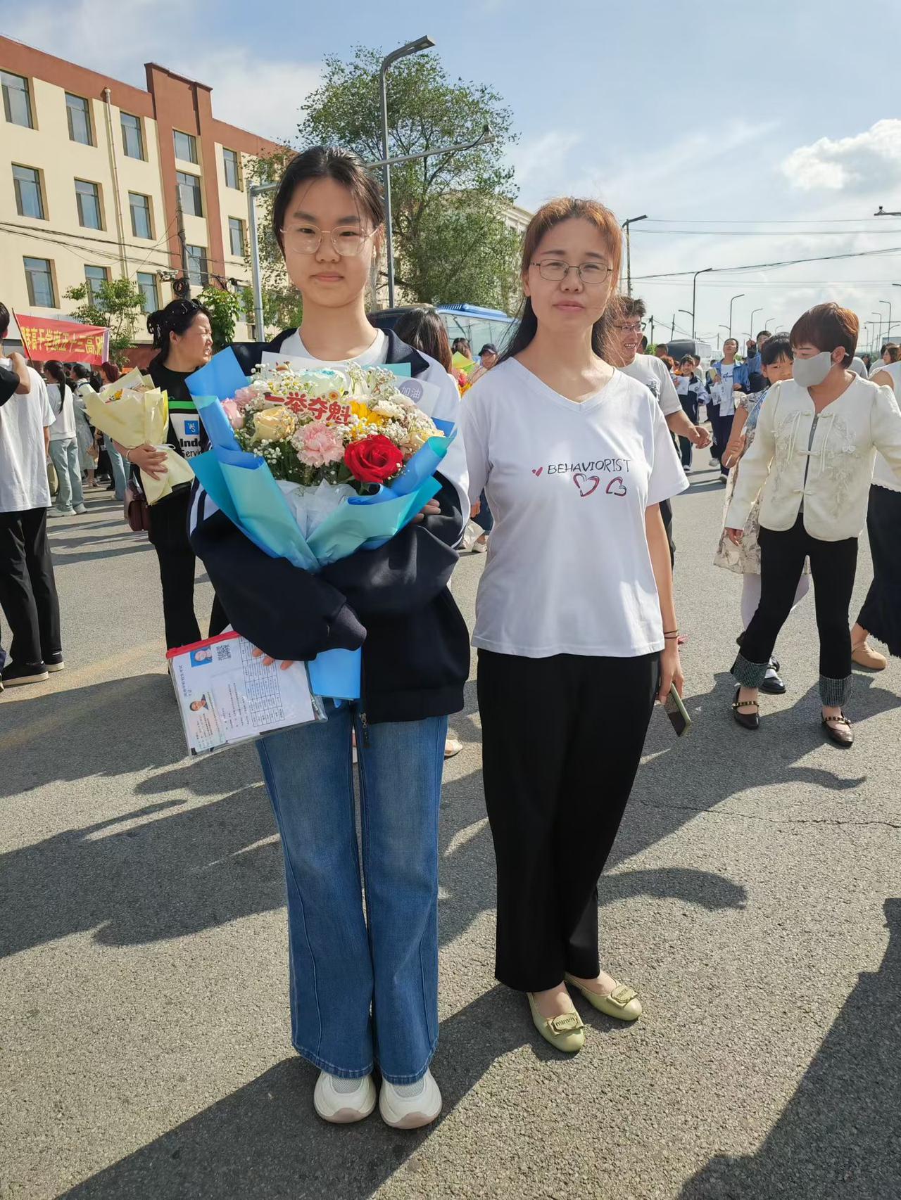 毕业季的美好瞬间，鲜花与青春的见证！🌸🎓终于高考完毕，愿同事的女儿金榜题名，