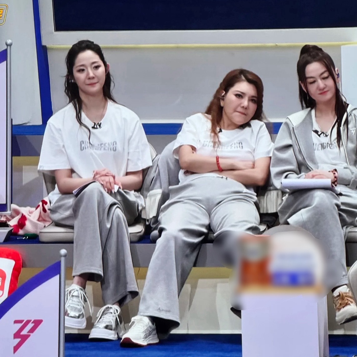 镜头一转是小图雅的雷霆坐姿哈哈哈哈这一期的小考简直是胡闹！看得我人都麻了…… 