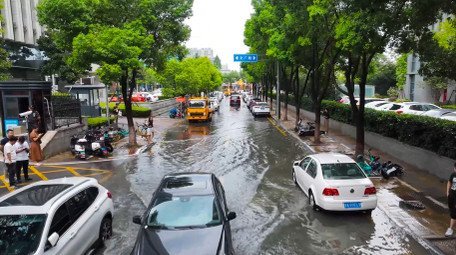 雷军呼吁关注汽车涉水能力理性看待汽车涉水能力：参数是兜底，谨慎才是王道近期多地强