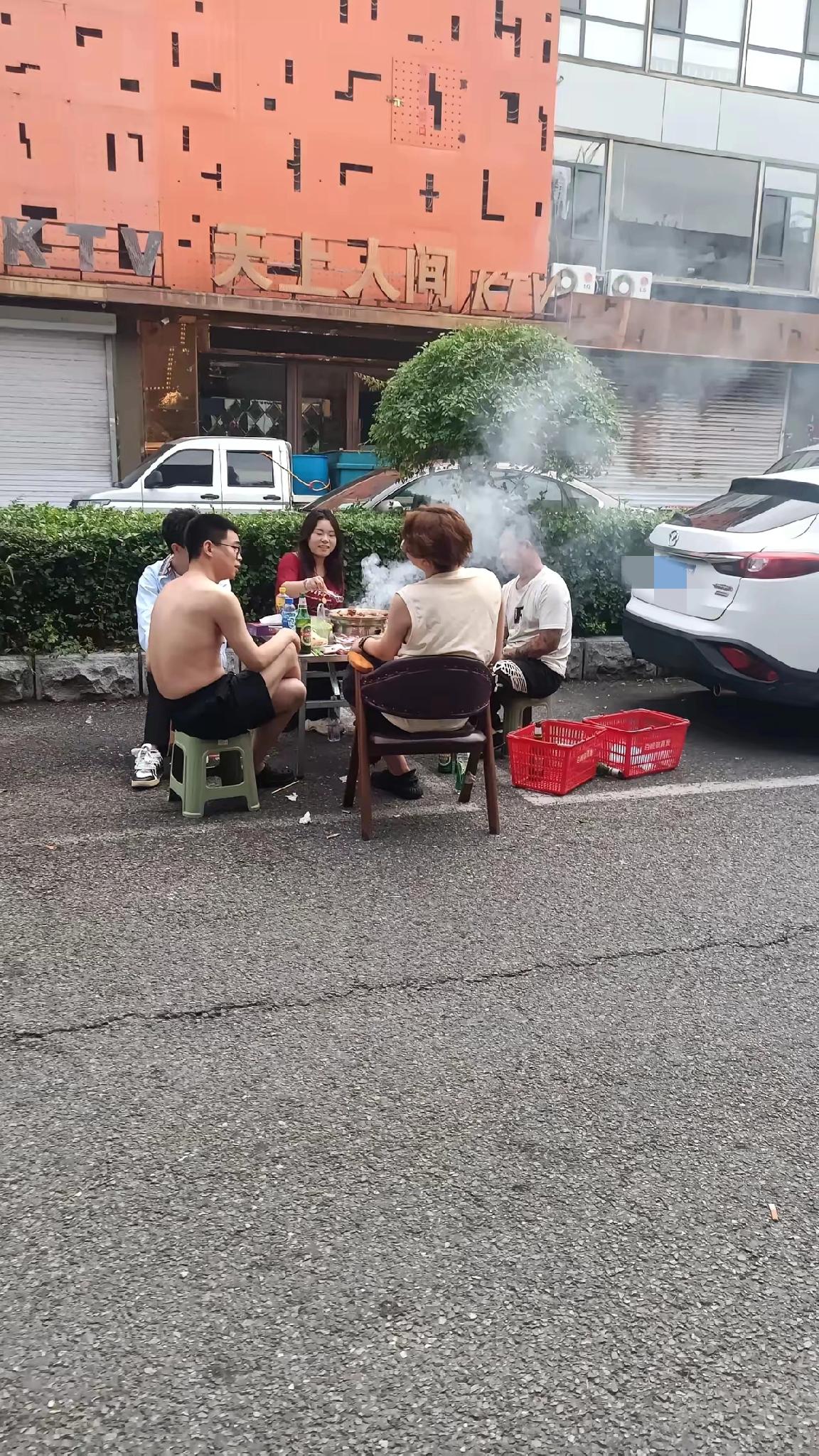 网友:
晨跑看到的，年轻就是精力好！一看就是吃喝了一个通宵，这精气神羡慕了！[捂