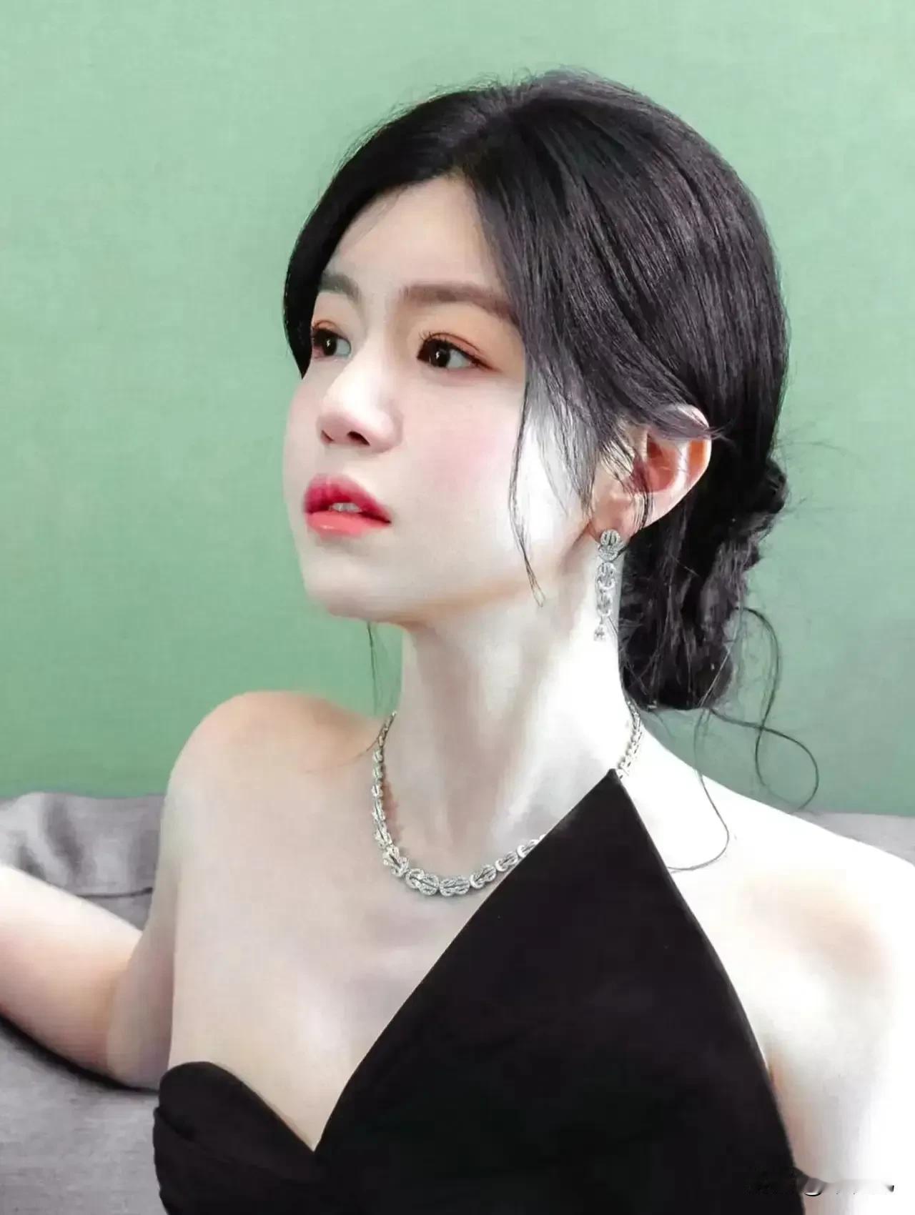 我很佩服陈妍希
她这次给力
不再是那个软绵绵的小女子了！


她早年深陷恶意造谣