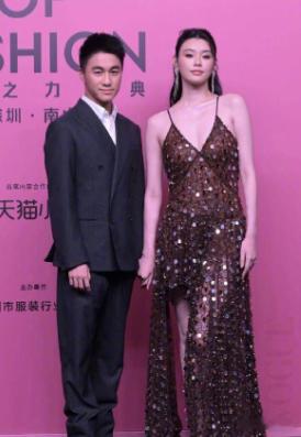 以前娱乐圈明星都热衷官宣恋情大办婚礼，不办婚礼的也不少。最近几年，不知道是行业冷