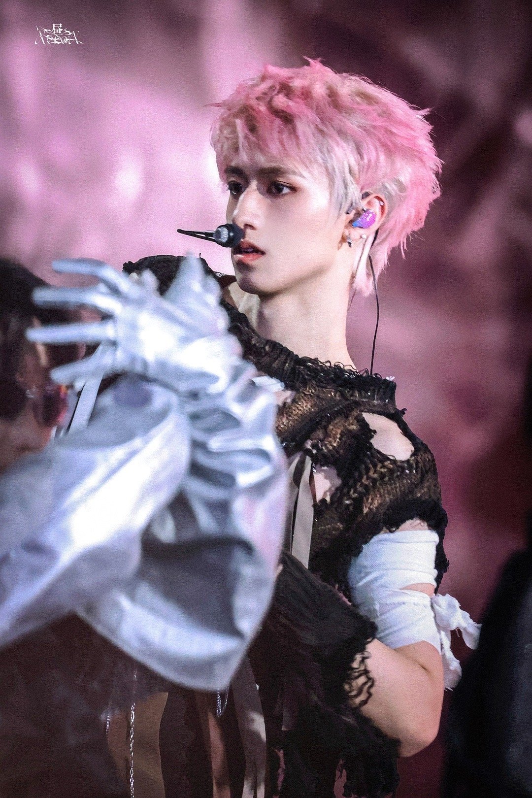 朱志鑫｜2026新年音乐会神图更新，粉发饭拍出图，神来的朱志鑫生图美成这样