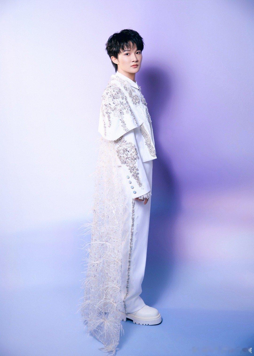 周深在我脑海里盖超市 一听到周深这首歌，超市里的喜庆热闹就扑面而来，挑年货的幸福