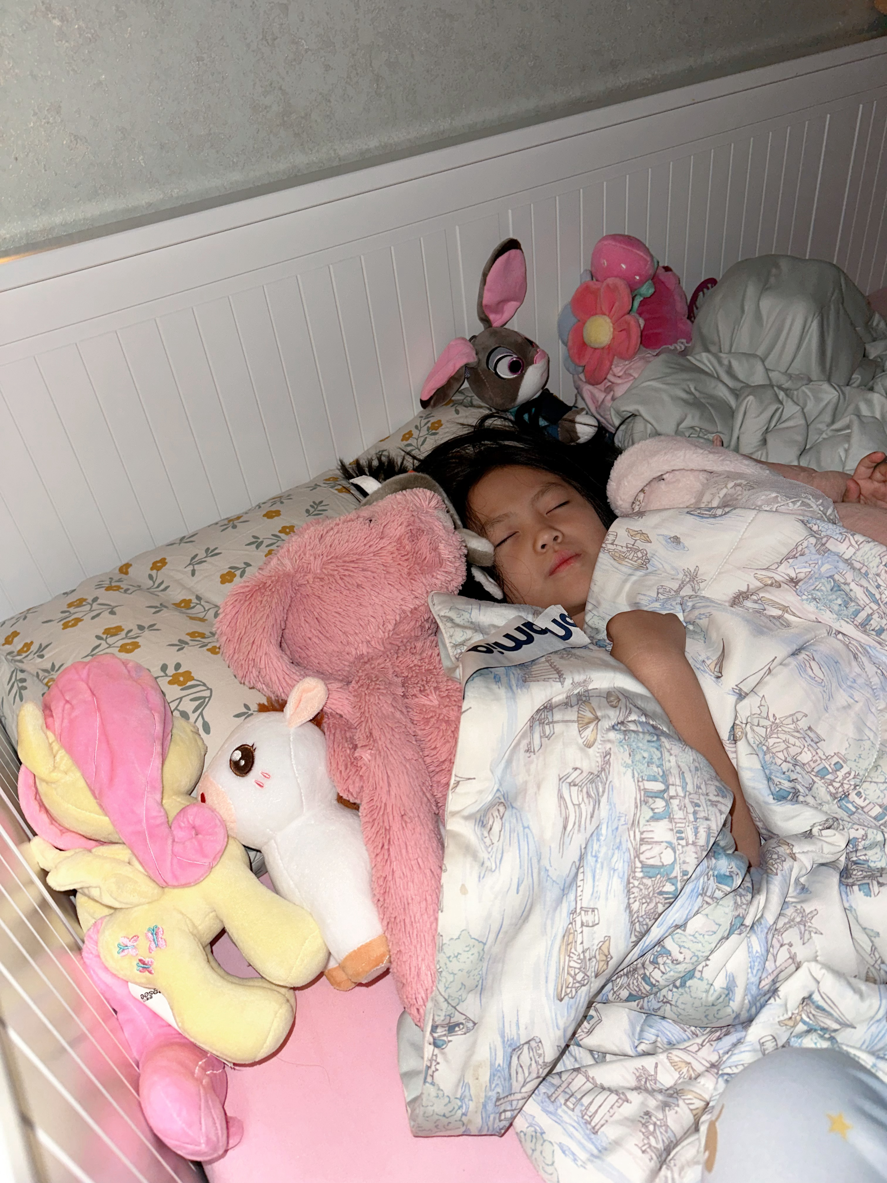 琪琪说：妈妈我今晚想自己睡一个床我：太好了，妈妈绝对支持琪琪：但是我需要一些陪伴