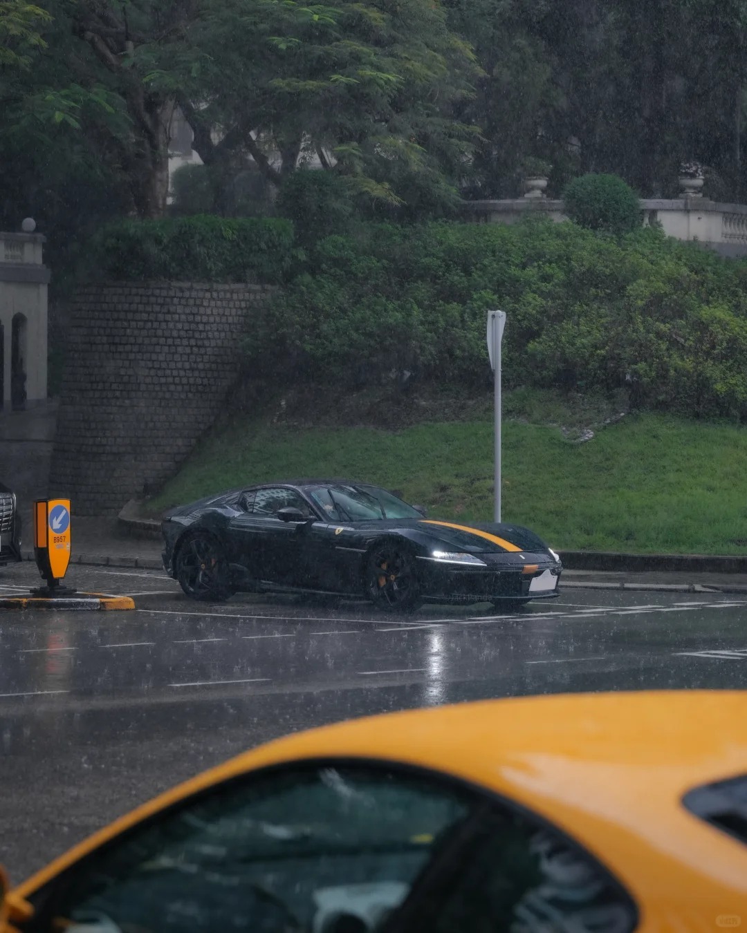 雨中的法拉利12 Cilindri Spider，两张图就已经写好了一个故事车东