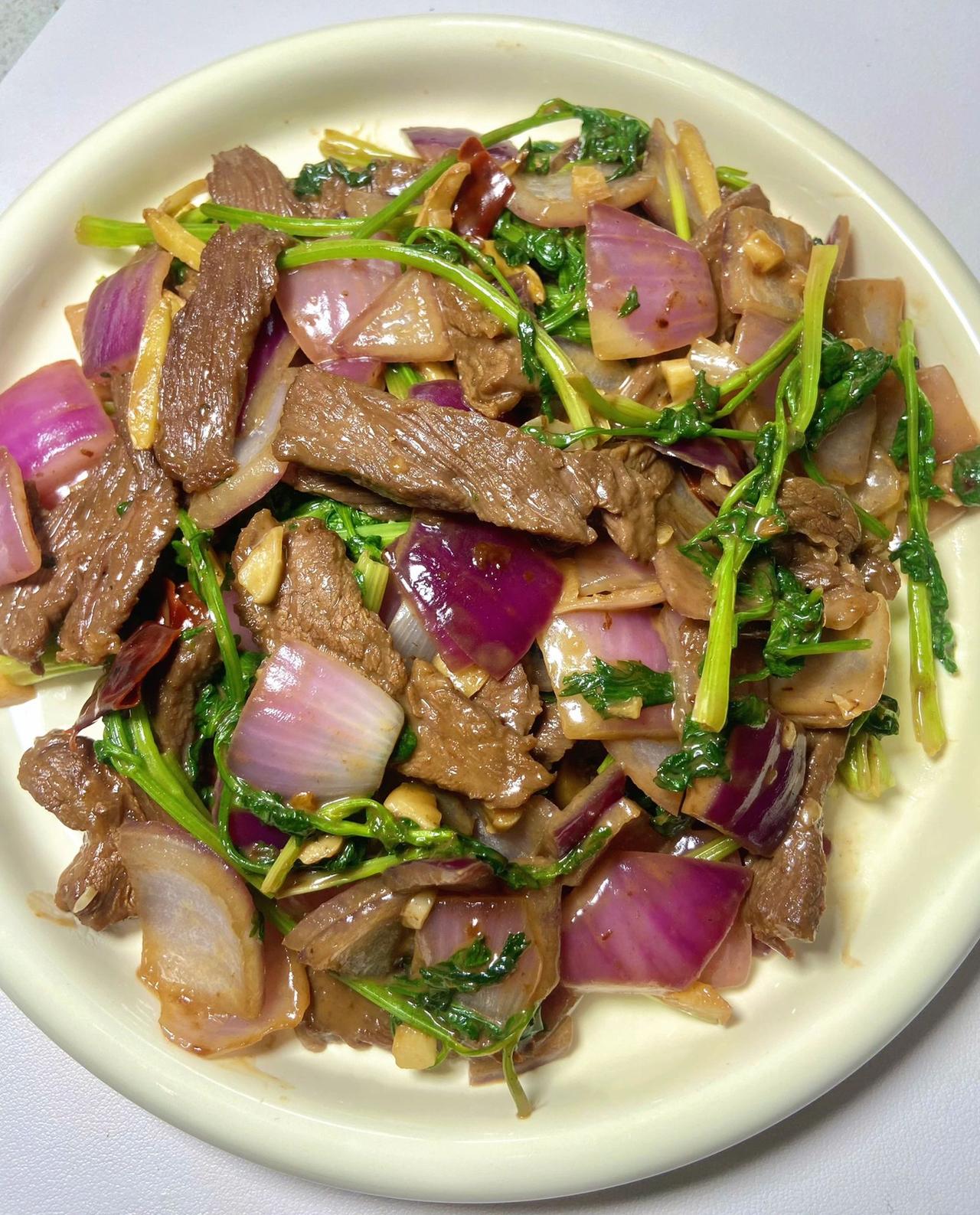做这道菜之前，我没想过香菜和牛肉在一起会这么香这么好吃！
真的绝了，爱吃香菜的u