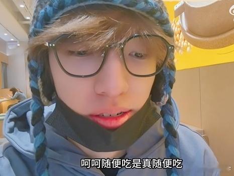 张泽禹哈尔滨打卡东北盒饭张泽禹哈尔滨逛吃vlog上线吃盒饭都吃得好香治愈感直接拉