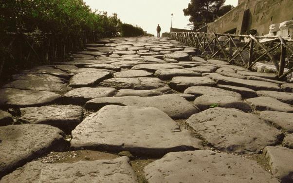 为什么2000年前的罗马人修路，能修出一条条“直得离谱”的道路？
有人甚至开玩笑