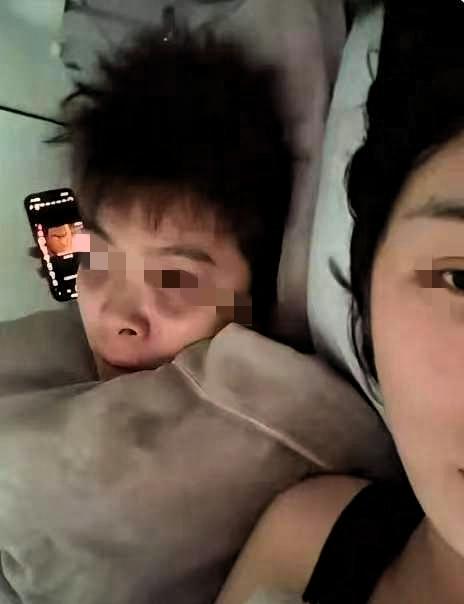 浙江一对情侣火了，双双失业后，干脆关起门来过上了“与世隔绝”的日子。
男生先没的