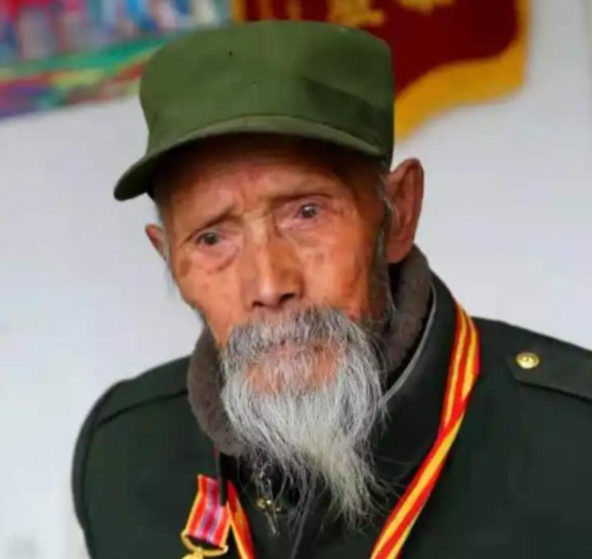 1939年房子山,白刃战。一个八路军战士刚用刺刀捅翻第七个鬼子,精疲力尽,血染棉