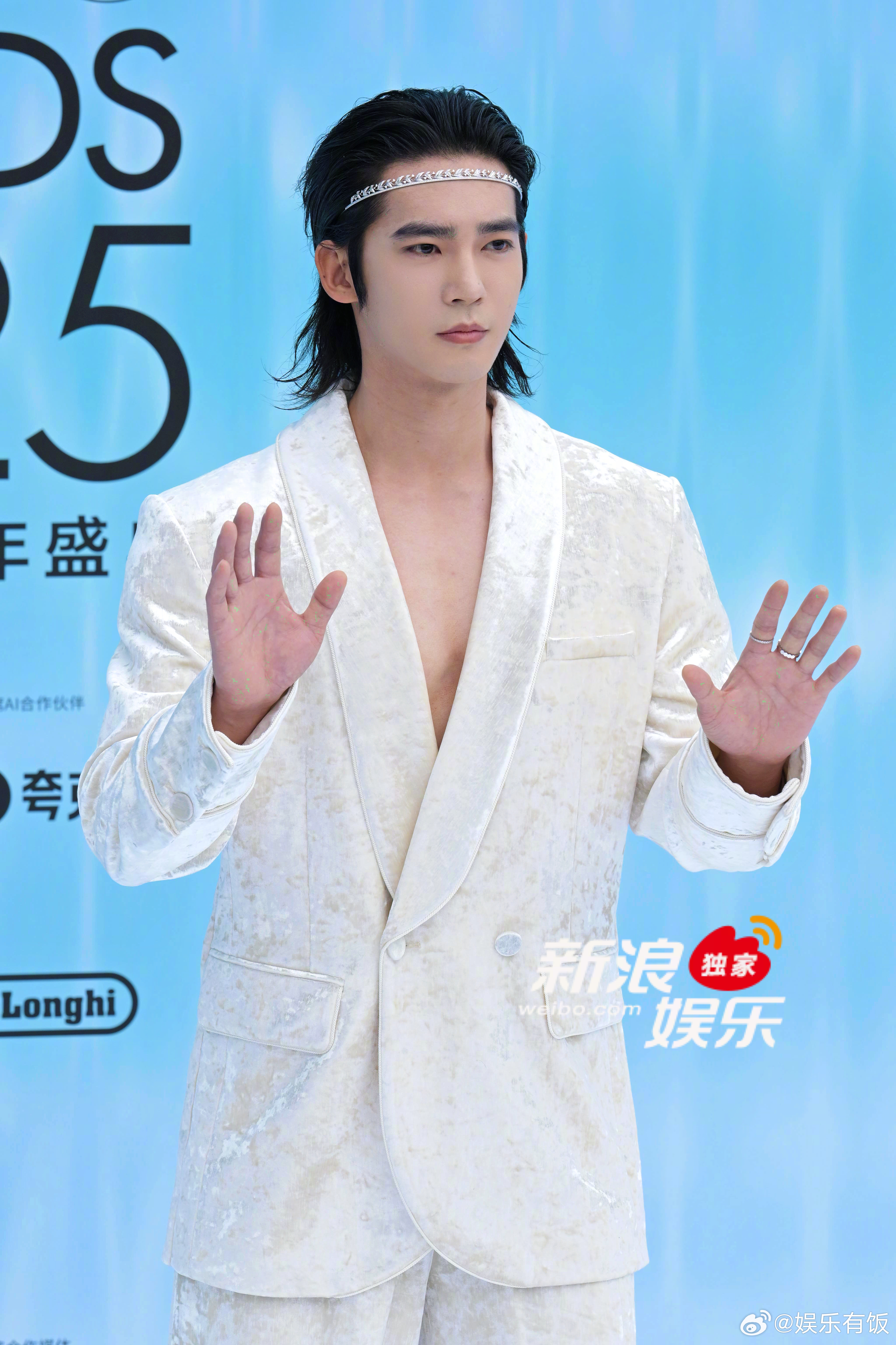 于适白色真空西装于适的胸肌藏不住了 亮相ELLE红毯，白色真空西装，胸肌太sex