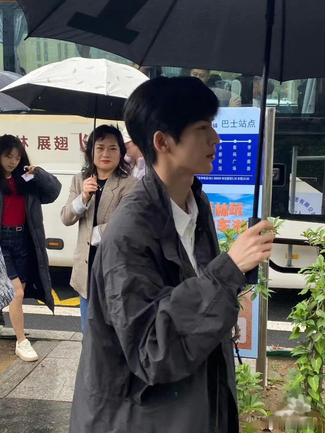 张凌赫樱桃琥珀撑伞路透这扑面而来的身高压迫感和帅气[坏笑][坏笑][坏笑] ​​