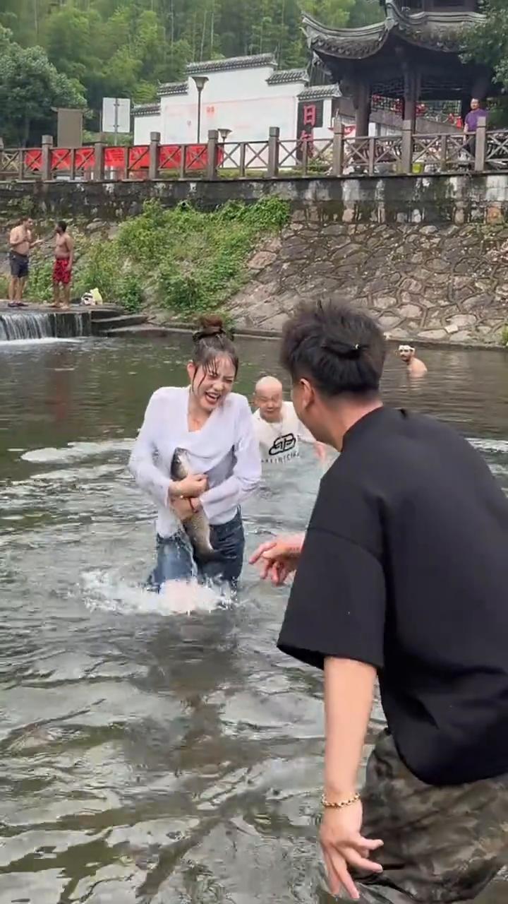 哈哈哈哈哈哈，哎呦我的妈，哈哈，哈哈哈。
