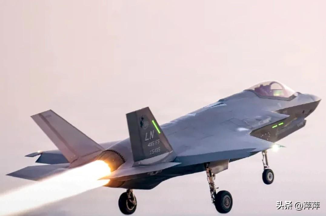 F-35是美国洛克希德·马丁研发的第五代隐身战机，2006年12月首飞，分A/B