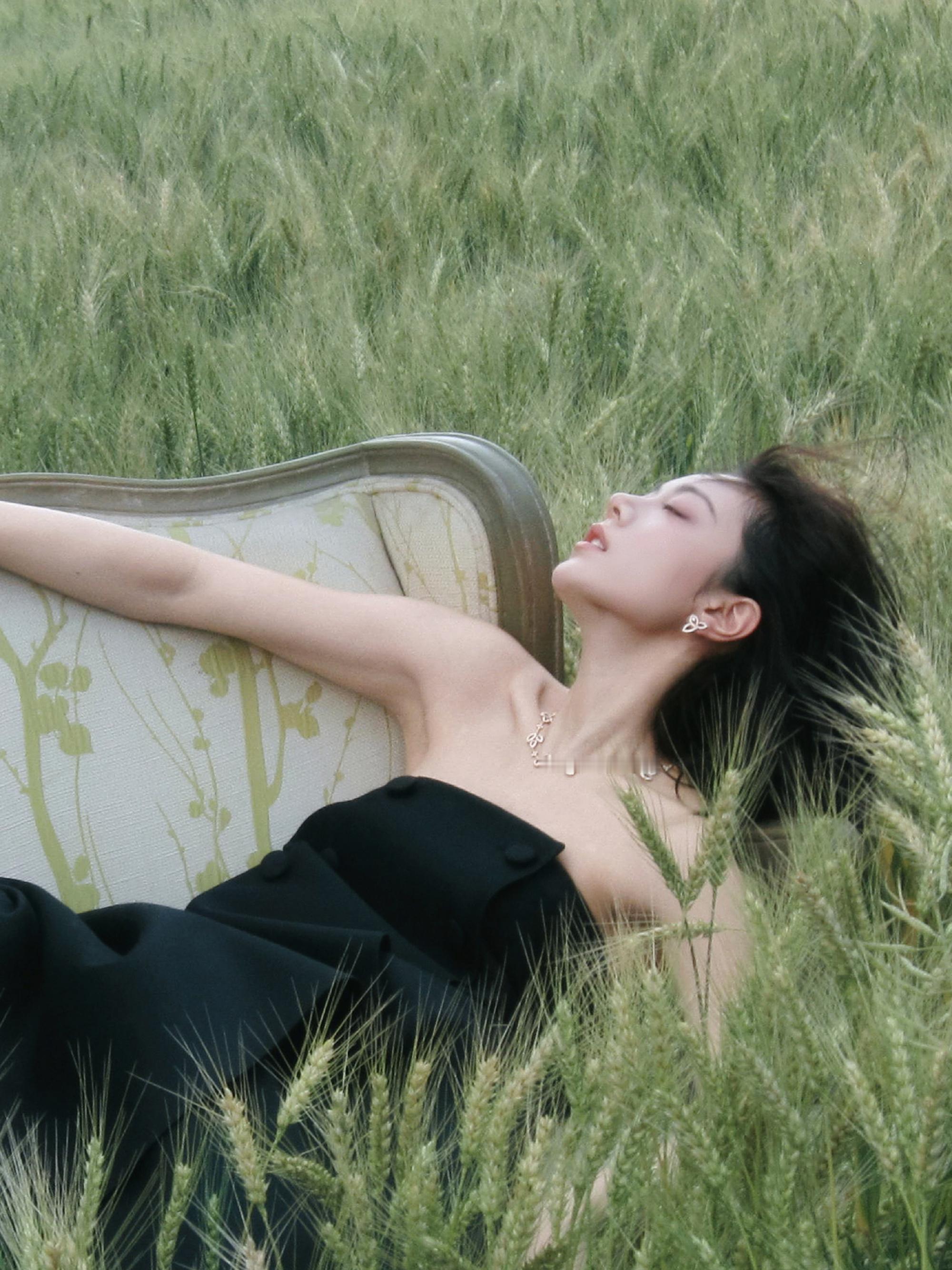 赵今麦绿野仙踪ELLE大片赵今麦太漂亮了，麦麦好美赵今麦elle6月刊封面