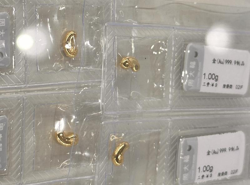 我提个建议
要是一直存不住钱
每月发工资后就去买两粒金豆子
如今黄金价格虽高
但