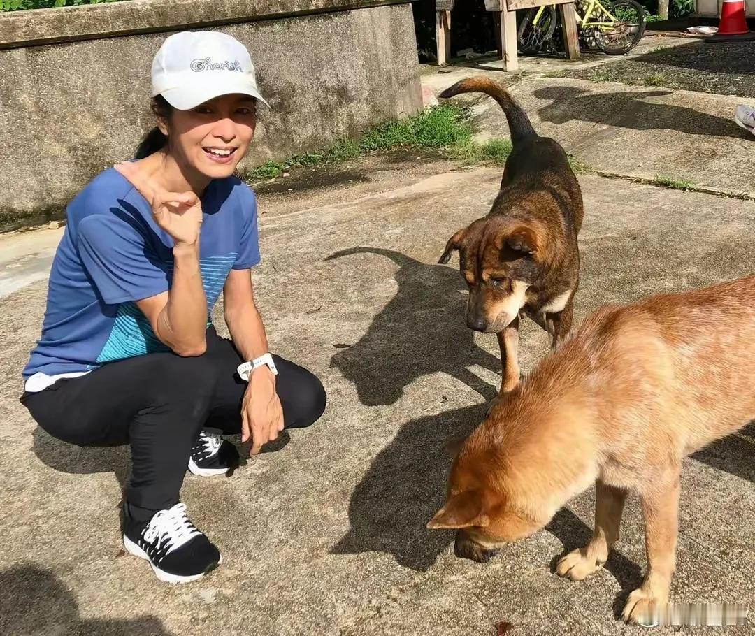 嗐，但愿我68岁时能像米雪那样，肌肉紧致，皮肤光滑，身材苗条，身手矫健敏捷，爬山