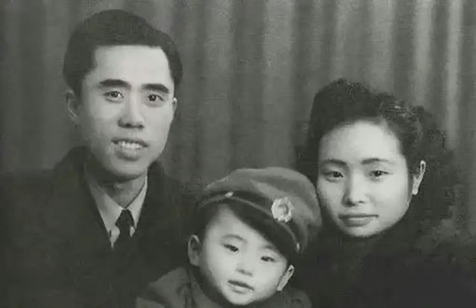 这是江姐一家三口仅存的一张全家福。 1946年，江竹筠与丈夫彭咏梧，既是相濡以沫