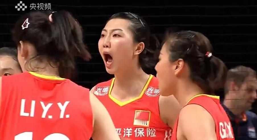  中国2-1荷兰
在世界女排联赛澳门站中国队与荷兰队的比赛中，第三局，中国队继续